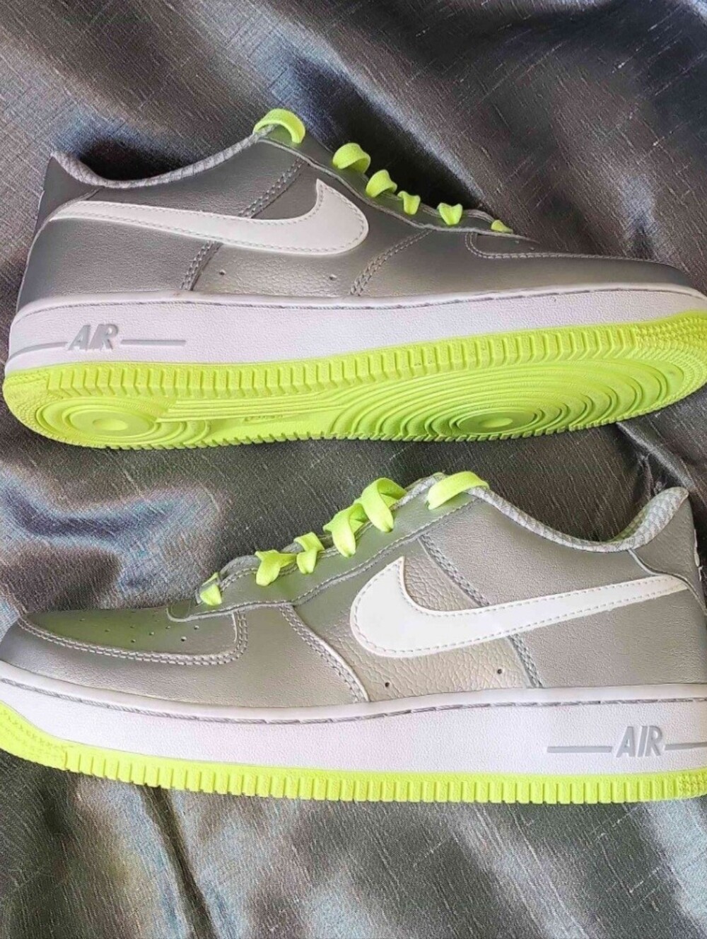 Nike Air Force 1 Low GS Metallic Silver Volt Women's Size 7 (5.5 Y) - Picture 3 of 9